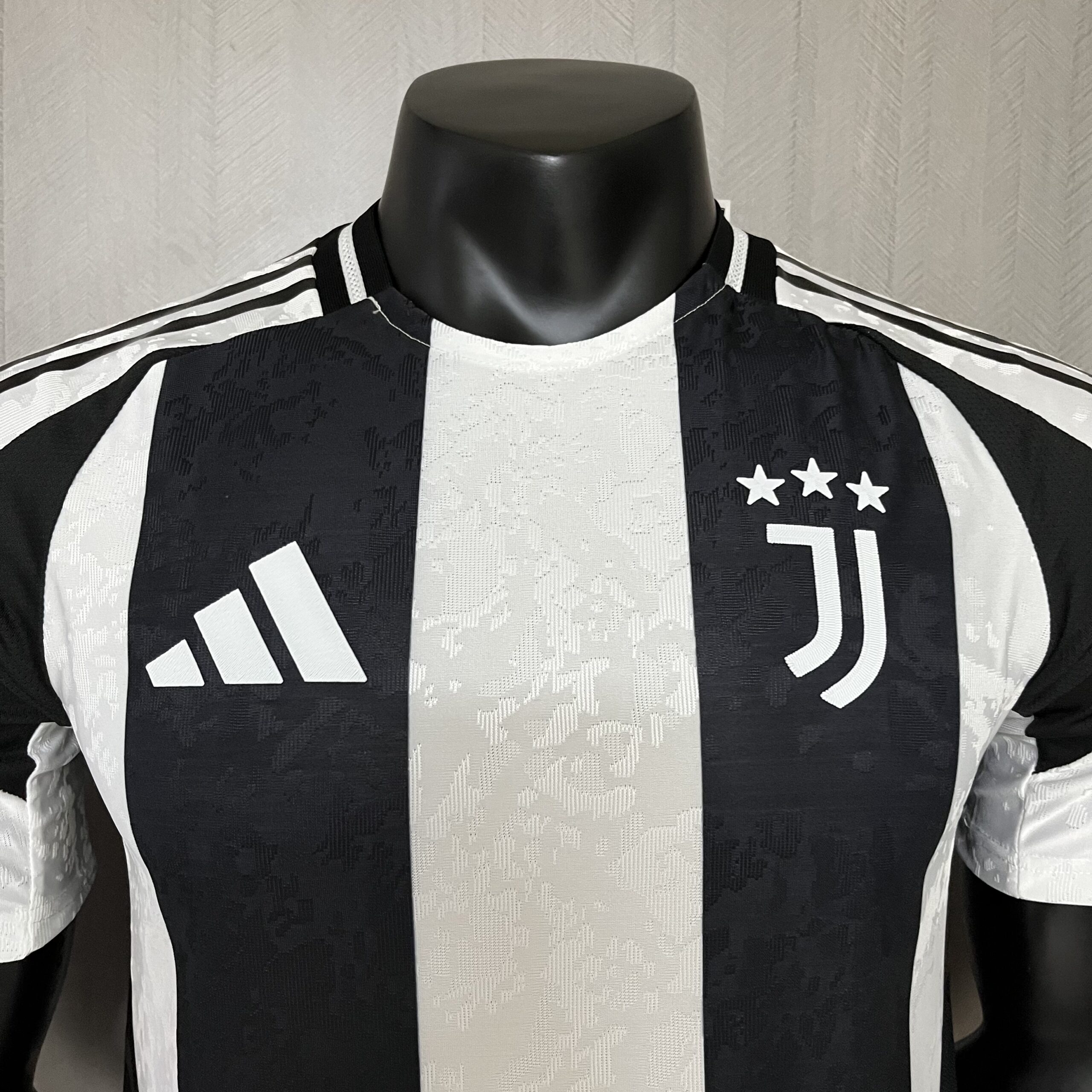 Camisa Juventus – Modelo Jogador – Branca/Preta – 24/25